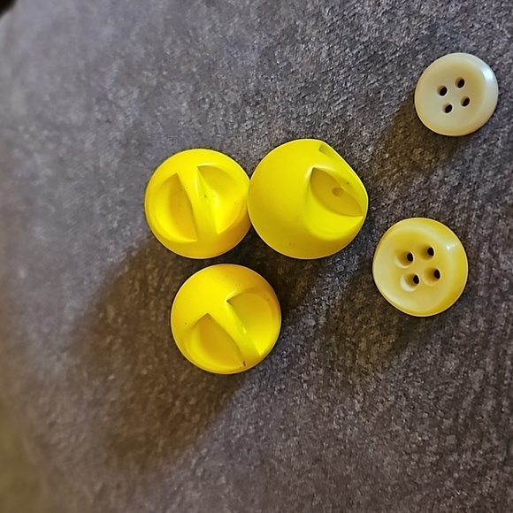 3/$30 Vintage Estate Yellow Matte Buttons - Picture 3 of 4